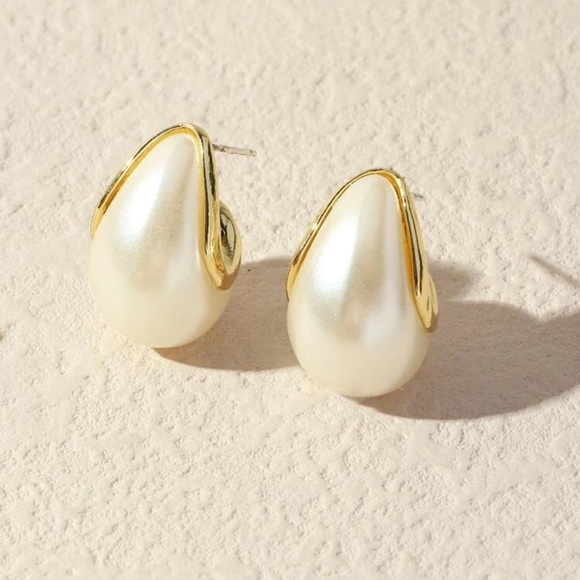 Madewell Jewelry - ✨ NWT Gold & Pearl modern simple earrings ✨